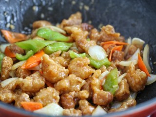 17、溜肉段,大火快速翻炒至肉段裹上酱汁即可