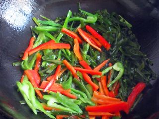 1、可爱的企鹅饭团,随便烹饪一份家常菜，注意家常菜不要大块的，大块的会不容易包