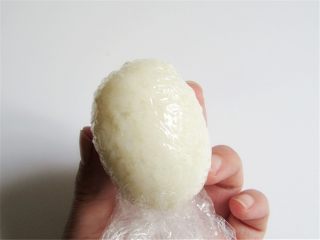 3、可爱的企鹅饭团,团成蛋形做企鹅的身体