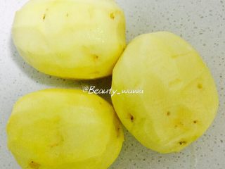 2、健身主食—超赞的低脂土豆丝饼,去皮削好