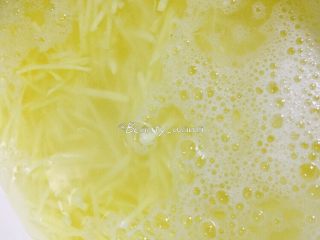 5、健身主食—超赞的低脂土豆丝饼,茬好的土豆丝放在水中浸泡，避免氧化变色