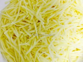 6、健身主食—超赞的低脂土豆丝饼,使用前沥干水分