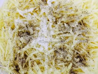 8、健身主食—超赞的低脂土豆丝饼,少许黑胡椒粉
