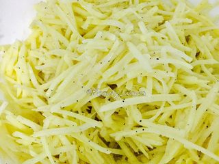 10、健身主食—超赞的低脂土豆丝饼,用手抓匀，静置