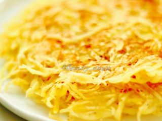 16、健身主食—超赞的低脂土豆丝饼,按菜谱量，我煎完刚好是三张土豆饼。