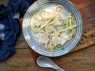 16、三鲜馄饨,碗中适量高汤，切点蛋丝，葱花，可根据个人口味再加一点盐调味，加入煮好的馄饨。