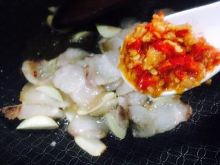 2、辣白菜五花肉辣焖米粉,加入一勺自制剁辣椒，也可以买现成的！