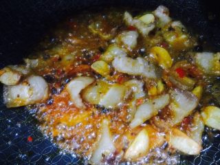 4、辣白菜五花肉辣焖米粉,用中小火煸炒出红油！这个只有吃辣的人能接受！