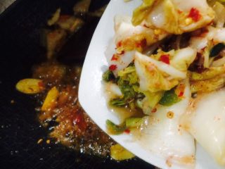 5、辣白菜五花肉辣焖米粉,红油炒出来后加入辣白菜！这里的辣白菜刚好腌制了两天，味道已经出来，酸味正好！