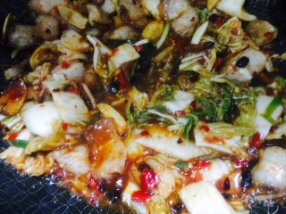 6、辣白菜五花肉辣焖米粉,把辣白菜的味道煸炒出来后可以加入适量的盐味进行调味！