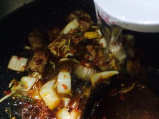 7、辣白菜五花肉辣焖米粉,加入清水！水量没过于辣白菜即可！