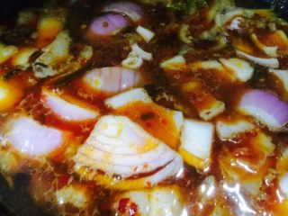 8、辣白菜五花肉辣焖米粉,加入洋葱半个，切大块，耐煮！