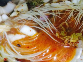9、辣白菜五花肉辣焖米粉,加入米粉！这里由于本人喜欢弹性的，所以没有泡发，直接焖煮进行，喜欢软的可以提前泡发！或者买新鲜的！