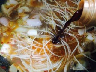 10、辣白菜五花肉辣焖米粉,加入生抽，提鲜！也可以加点蚝油！家里没有了，所以没放！