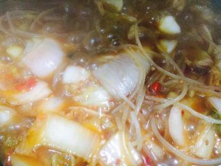12、辣白菜五花肉辣焖米粉,调味好后，开中小火，盖上盖子焖煮20分钟！