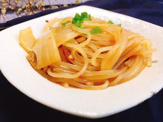 13、辣白菜五花肉辣焖米粉,时间到，撒葱花，摆盘！