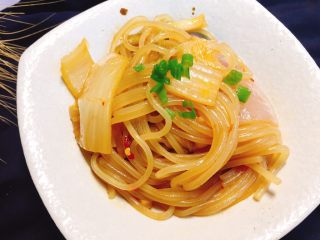 14、辣白菜五花肉辣焖米粉,看起来不辣，其实真的很辣！但是特别好吃！