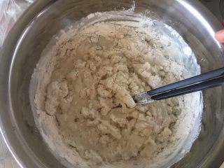 3、空心麻团（麻圆）,用筷子加以搅拌