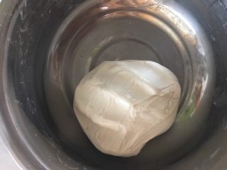 4、空心麻团（麻圆）,拌成软硬适度的面团