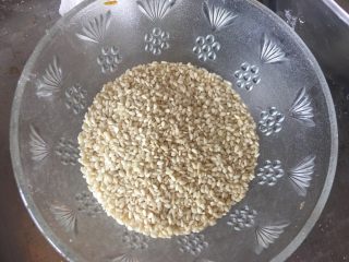 5、空心麻团（麻圆）,准备好白芝麻，生的熟的都可以