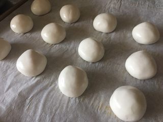6、空心麻团（麻圆）,将面团均匀分成20g大小的小团子，盖好保鲜膜防止干裂