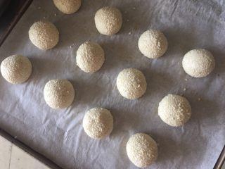 7、空心麻团（麻圆）,取每个小面团沾少许水在芝麻里滚一圈，用手揉一下，适当稳固，芝麻不会落下来