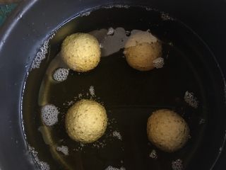 8、空心麻团（麻圆）,取小锅倒入足量油小火加热，3成热放入沾了芝麻的团子