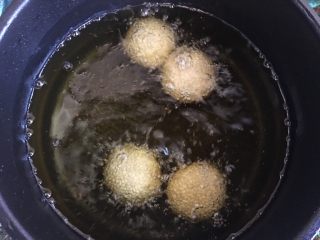 9、空心麻团（麻圆）,全程小火加热，待小团子浮起来