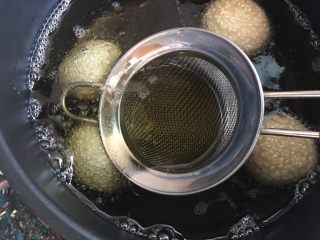 10、空心麻团（麻圆）,用铲子或过滤筛子压下去