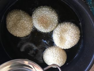 11、空心麻团（麻圆）,按扁后慢慢浮起来，重新鼓起来，如此重复数次（这是空心的关键）