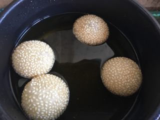 12、空心麻团（麻圆）,足够大时，无需再压，颜色金黄时已经定型，此时捞起控油