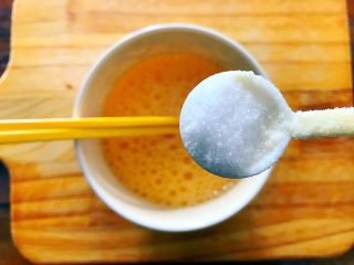 1、黄金牛油果藜麦炒饭,鸡蛋打散，加一小勺盐，备用！