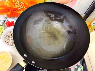 7、黄金牛油果藜麦炒饭,起油锅，油可以稍微多一点点！