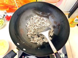 8、黄金牛油果藜麦炒饭,倒入藜麦米饭，翻炒片刻，尽量打散米饭！