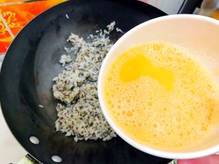 9、黄金牛油果藜麦炒饭,加入鸡蛋液！