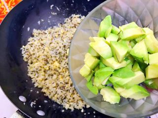 11、黄金牛油果藜麦炒饭,待米饭粒变得干燥时加入牛油果！