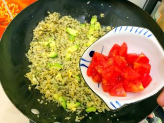 13、黄金牛油果藜麦炒饭,再加入小番茄！