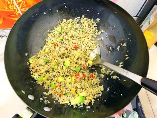 15、黄金牛油果藜麦炒饭,翻炒均匀，即可！