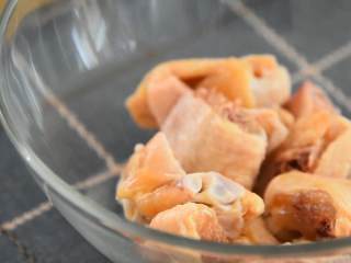 1、嫩滑多汁，色泽均匀，米饭最佳伴侣——黄焖鸡米饭,鸡肉切块，鸡腿肉块不要剁的太小，尽量剁的均匀一些。