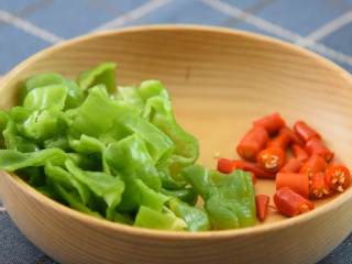 2、嫩滑多汁，色泽均匀，米饭最佳伴侣——黄焖鸡米饭,青红椒切块。