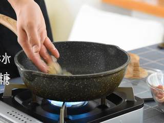 3、嫩滑多汁，色泽均匀，米饭最佳伴侣——黄焖鸡米饭,锅中加少许油，凉油放入冰糖，小火融化。期间要不停搅拌哦，带小泡泡就可以了。千万不可大火，容易糊。