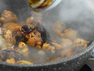 5、嫩滑多汁，色泽均匀，米饭最佳伴侣——黄焖鸡米饭,再加入一勺生抽和蚝油和老抽。