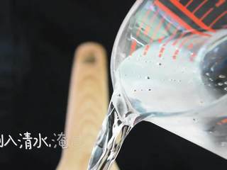 6、嫩滑多汁，色泽均匀，米饭最佳伴侣——黄焖鸡米饭,倒入适量清水，水能淹住鸡块即可。煮开后，再煮十分钟