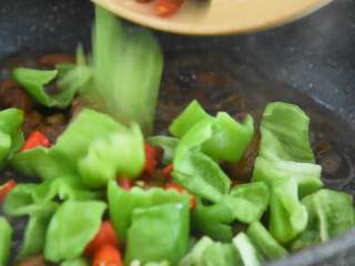 8、嫩滑多汁，色泽均匀，米饭最佳伴侣——黄焖鸡米饭,待鸡肉烧的软烂，汤汁浓稠（汤汁也不宜收的太干）。放进青红椒块。