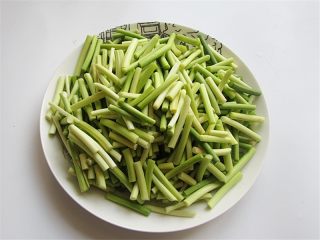 2、五花肉炒蒜薹,蒜薹切段，小木耳泡发好备用