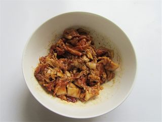 5、五花肉炒蒜薹,加入生抽、老抽、少许淀粉抓匀腌渍10分钟