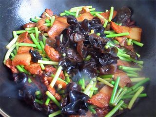 10、五花肉炒蒜薹,放入木耳炒匀