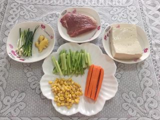 1、吃豆腐~肉末蒸豆腐,准备好主食材