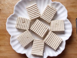 4、吃豆腐~肉末蒸豆腐,拿牙签在每块豆腐上扎些小孔,撒少许盐在豆腐上,静置十分钟,倒去渗出的水份。