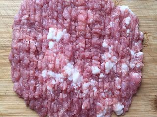 5、吃豆腐~肉末蒸豆腐,肉洗净剁成肉末。